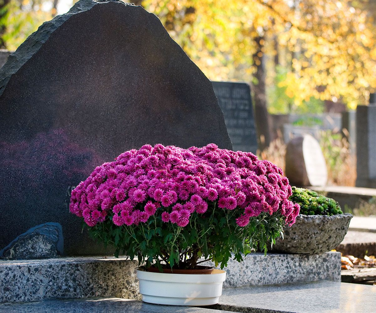 Grab mit pinken Blumen drauf